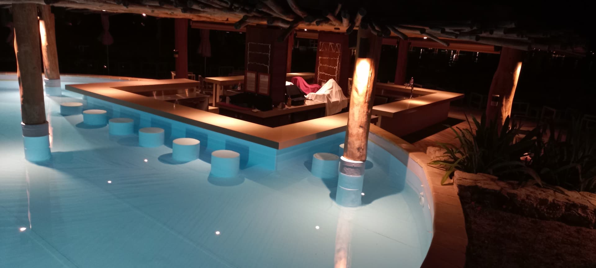 Réalisation menuiserie sur mesure Tahiti - cuisine moderne